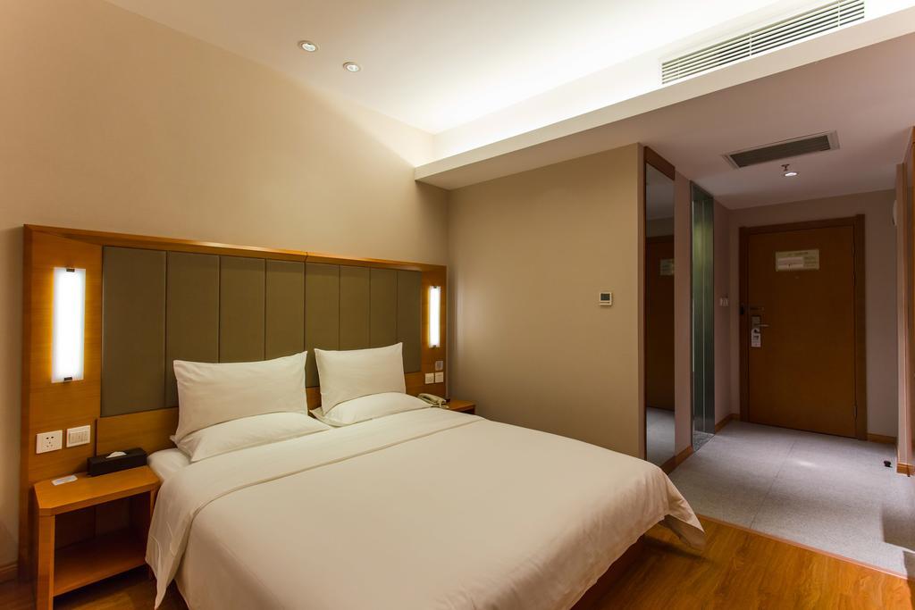 Ji Hotel Wuhan Guanggu Plaza חדר תמונה
