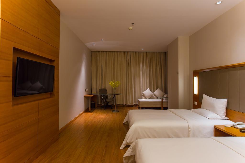 Ji Hotel Wuhan Guanggu Plaza חדר תמונה