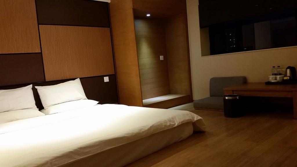Ji Hotel Wuhan Guanggu Plaza מראה חיצוני תמונה