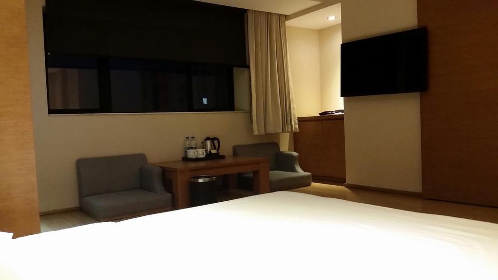 Ji Hotel Wuhan Guanggu Plaza מראה חיצוני תמונה