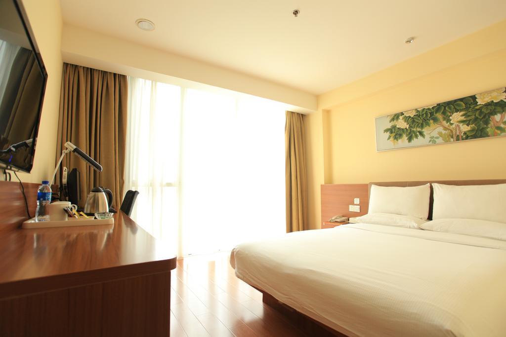 Ji Hotel Wuhan Guanggu Plaza מראה חיצוני תמונה