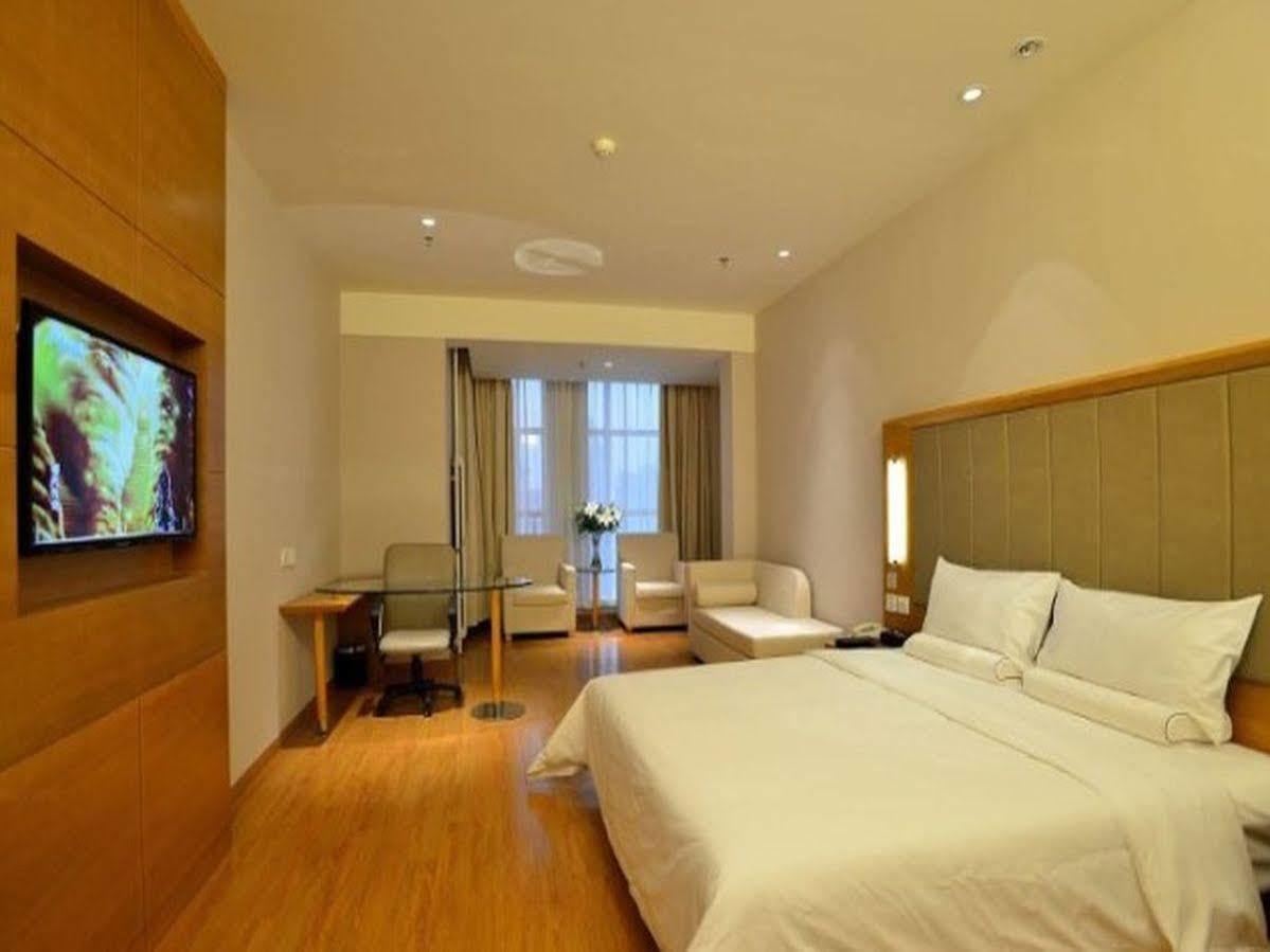 Ji Hotel Wuhan Guanggu Plaza מראה חיצוני תמונה